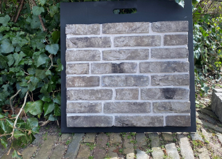 Exclusief bij Het Steenhuys deze nieuwe gesmoorde handvorm gevelsteen!